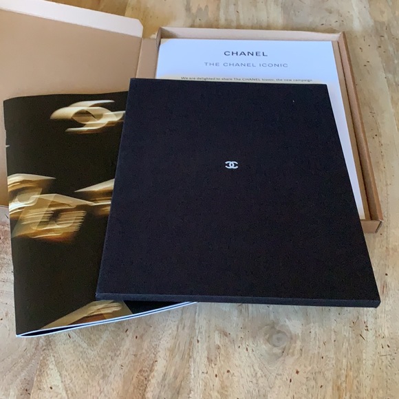 CHANEL “The Chanel Iconic” magazine - - Picture 5 of 6